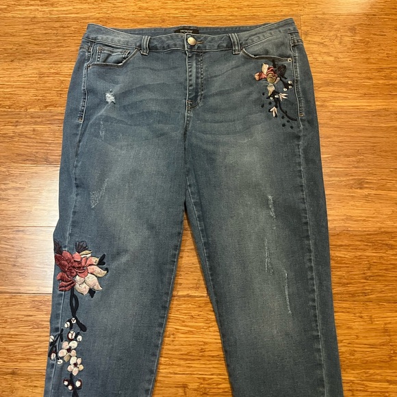 Lane Bryan Venezia Embroidered High Rise Medium Wash Blue Jeans. Size 18 - Picture 10 of 14
